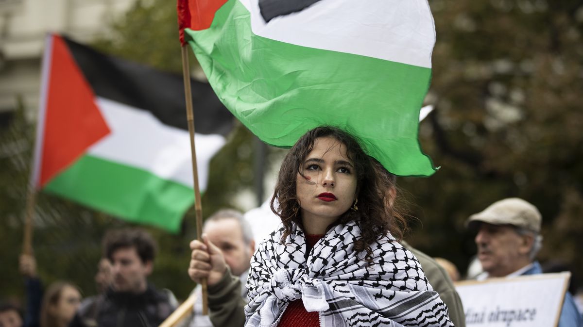 V Praze vlály palestinské vlajky. „Nejsme Hamás,“ říkají demonstranti